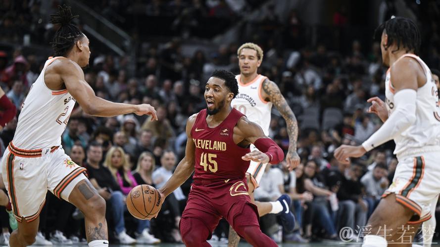 米切尔三双表现助力骑士主场击败马刺